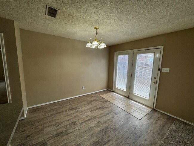 Building Photo - Beautiful Unit on Cul-de-Sac Street Convenient to Tech, Med Community and Entertainment Venues