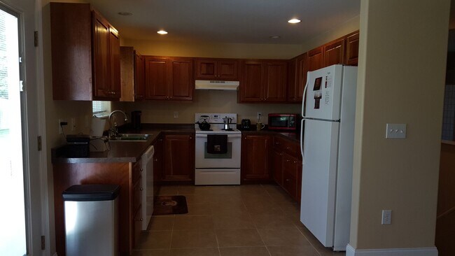 Building Photo - 2 Bedroom Duplex