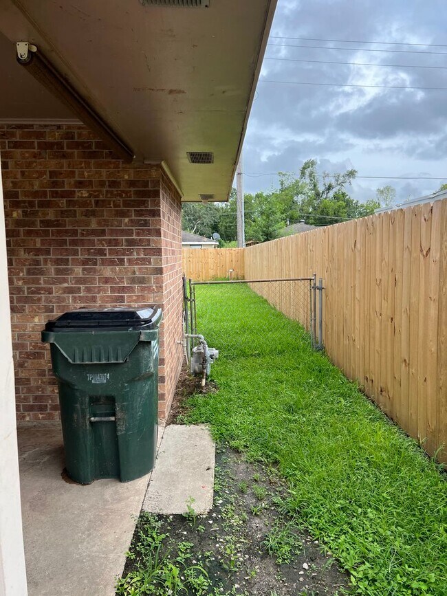 Foto del edificio - Spacious 4-Bedroom 2-Bathroom House