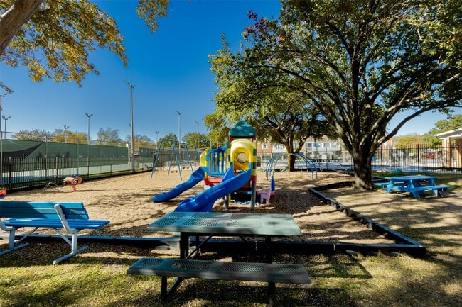 Foto del edificio - 14357 Misty Meadow Ln