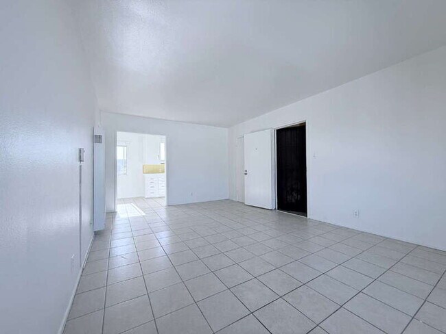 Building Photo - 943 W 68th St
