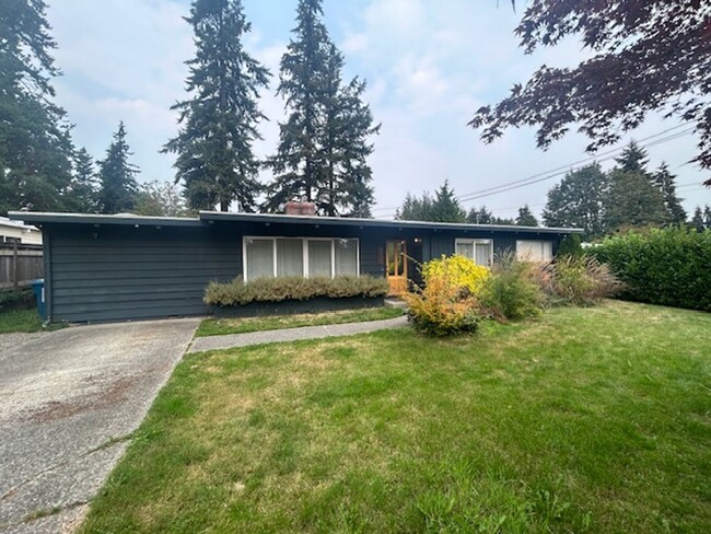 Building Photo - Fantastic 3 bedroom 1 bathroom rambler in ...