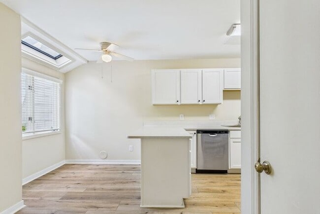Building Photo - Charming 3-Bedroom Townhome in Sunset Woods