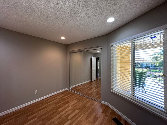 Foto del edificio - THIS is YOUR home, stunning 4/2 w/ AC, near Foothills