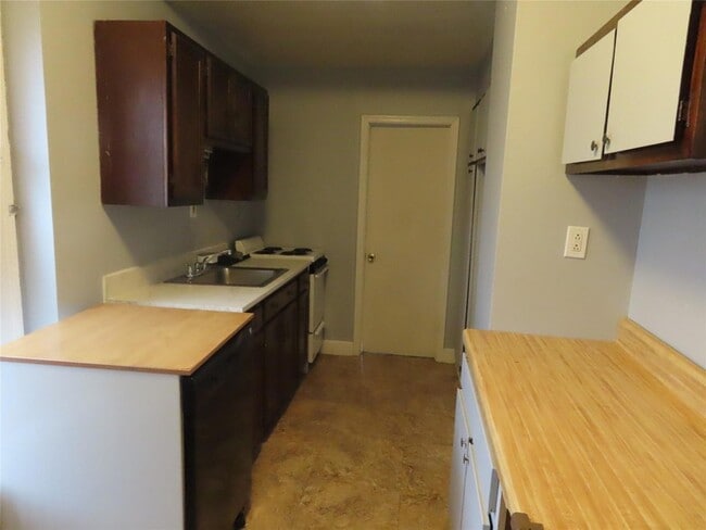 Building Photo - 206 Deer Park Ave