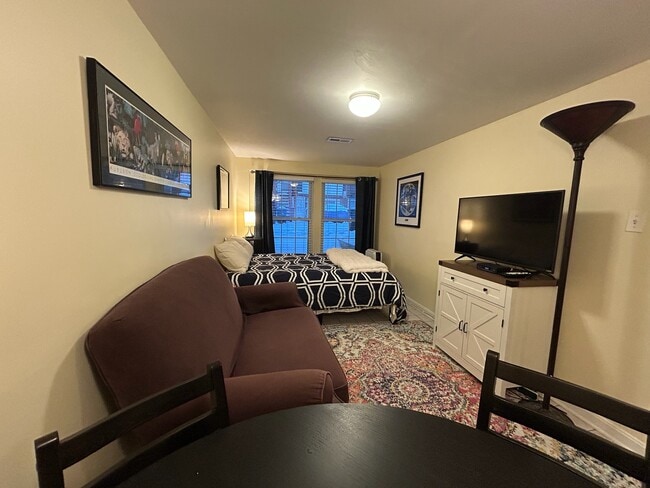 Foto del edificio - 2422 Observatory Pl NW