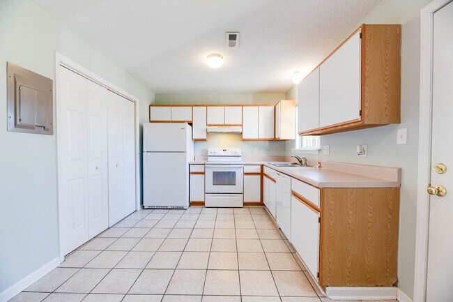 Airy kitchen with plenty of cupboards - 1216 Allen Rd Townhome