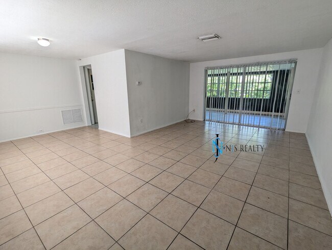 Foto del edificio - Recently renovated 2/2/1 1300 Sq. Ft. Fres...