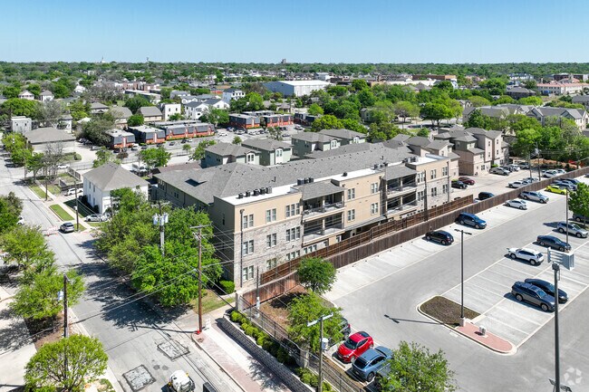 Contexto - Village East Apartments