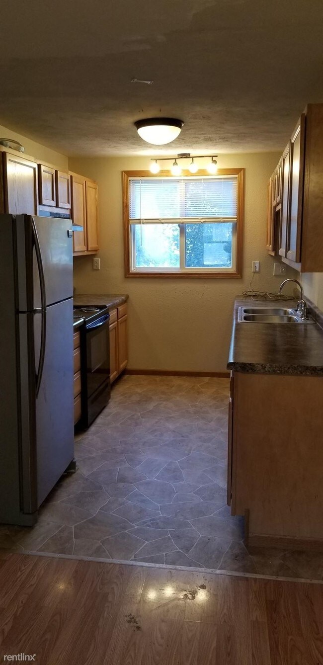Foto del edificio - 3 br, 1.5 bath House - 50 North Main Street