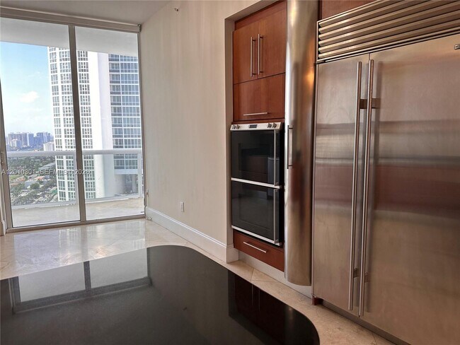Foto del edificio - 18101 Collins Ave
