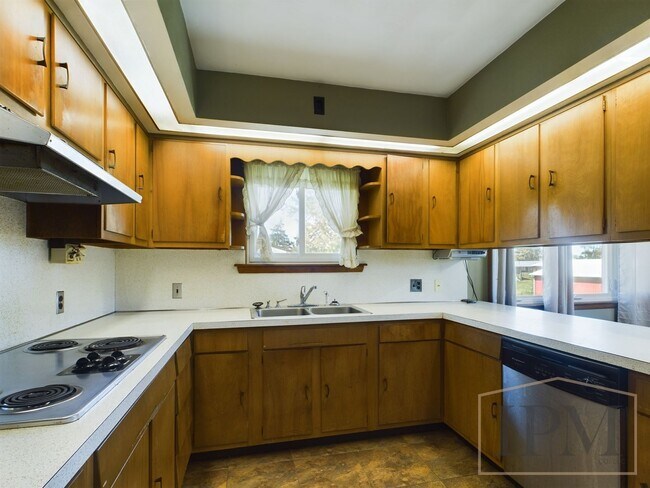 Building Photo - Spacious 3 Bedroom Located in Northeastern...