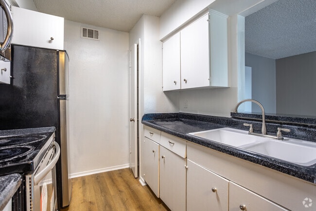 1BR, 1BA - 750SF - Kitchen - Hickory