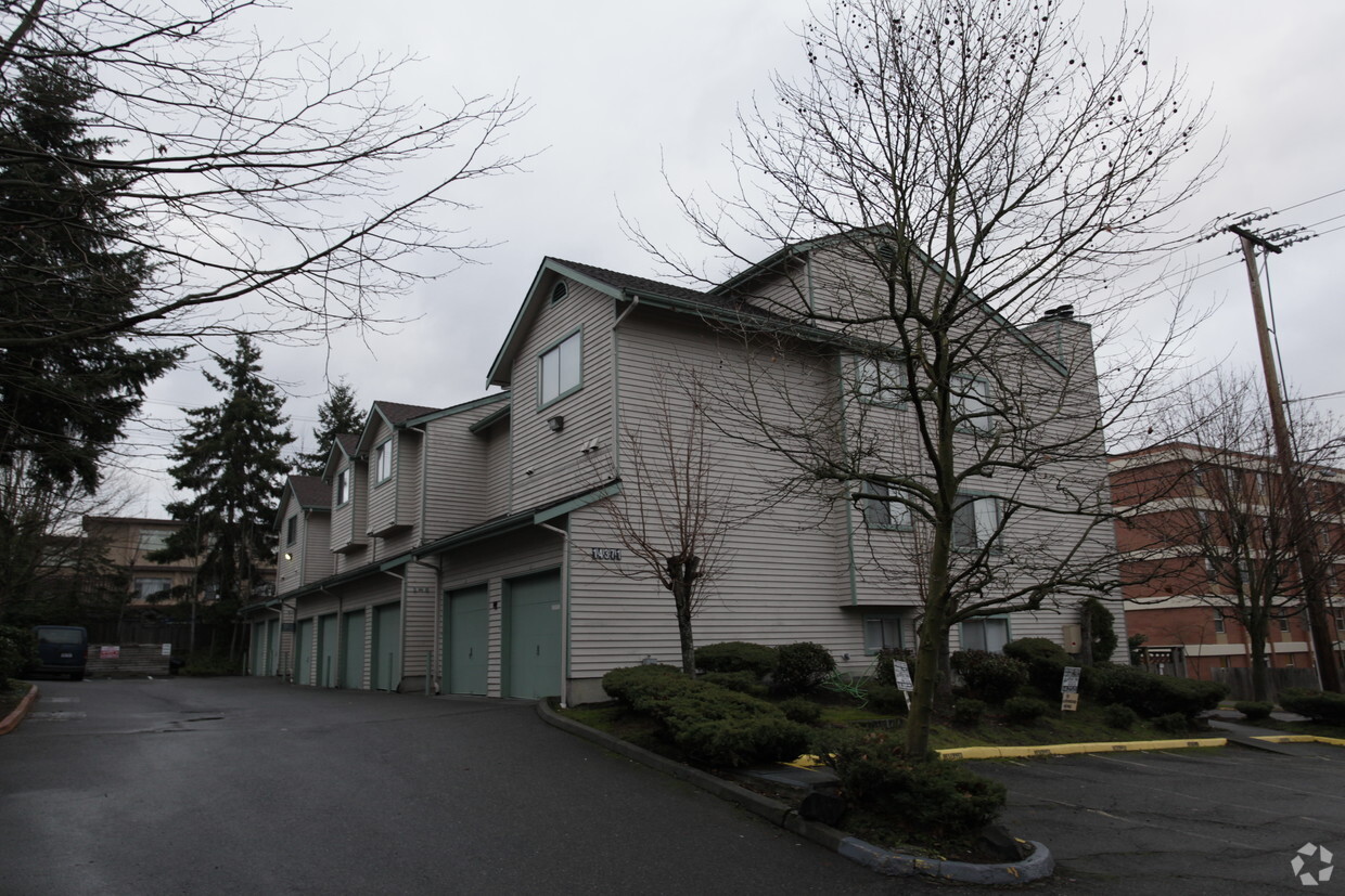 Building Photo - Mirrorwood Apartments