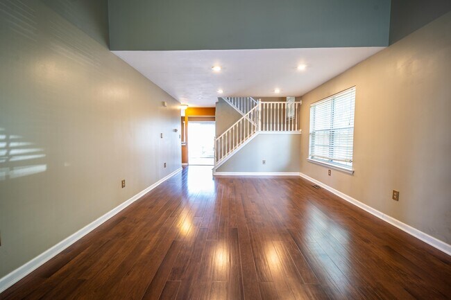 Building Photo - 19 Dryden Dr