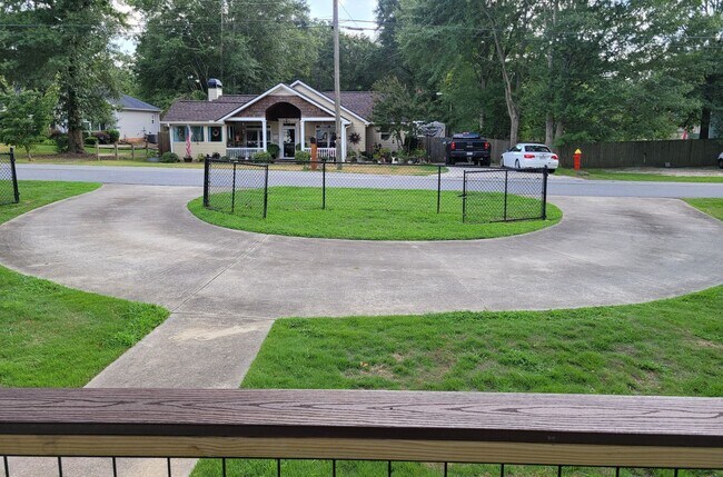 Building Photo - 2BD 2BA Home plus Extra Room, Circular Dri...