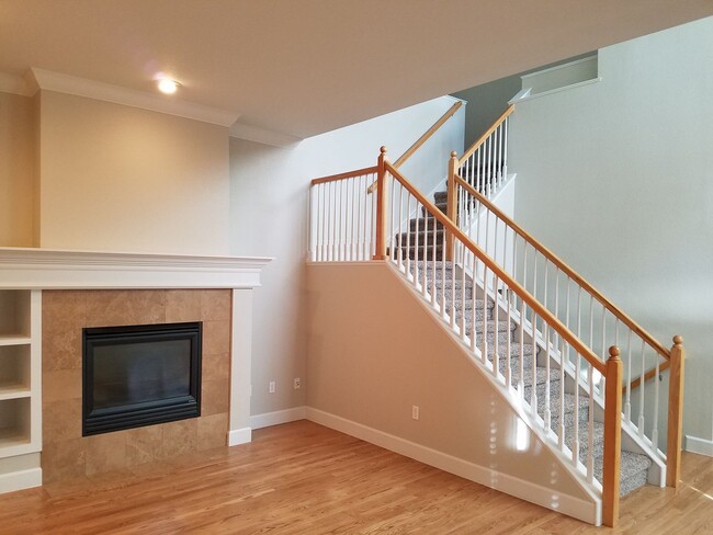 Foto del edificio - Stunning 4 Bedroom 3.5 Bath Lowry Townhome...