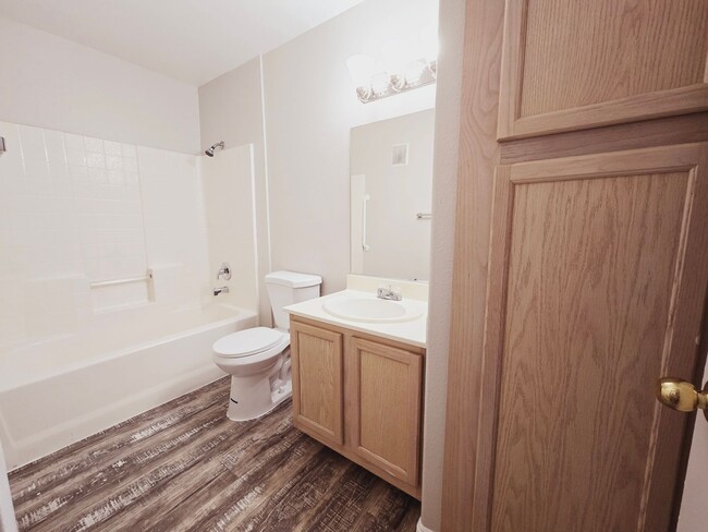 Building Photo - 2BD/2BA TOWNHOME IN GATED COMMUNITY - NEAR...