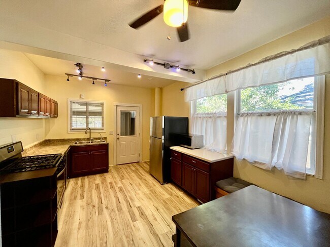 Foto del edificio - Updated 2 Bedroom Downtown Home!