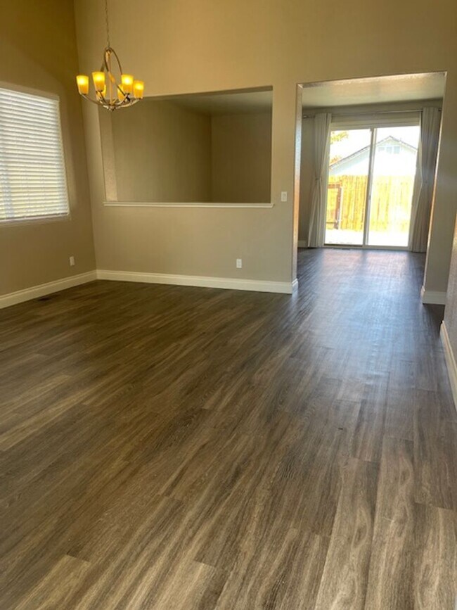 Building Photo - Beautiful and spacious home in North West ...