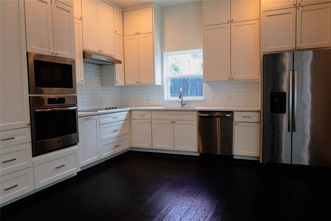 Foto del edificio - 7707 Jack Oak Ave