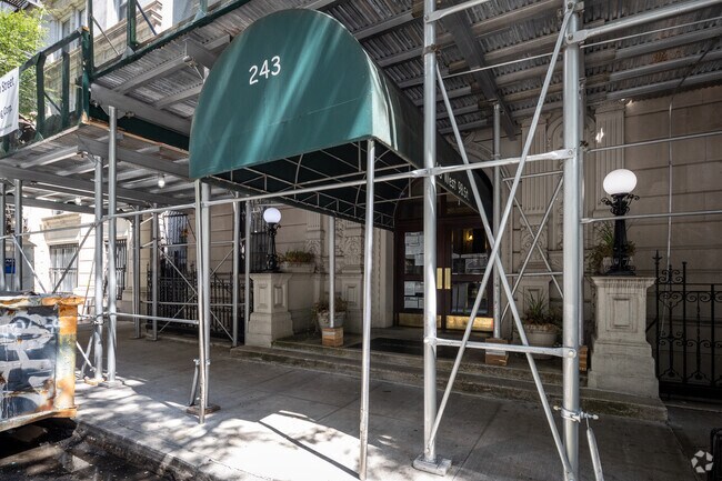 Entrance - 2601-2607 Broadway