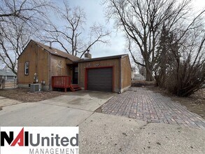 Building Photo - 2702 S Lakeport St