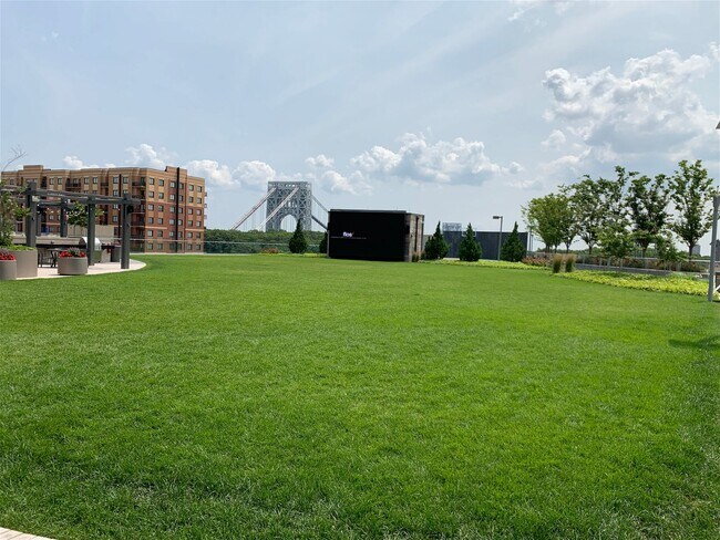 Foto del edificio - 6 Bruce Reynolds Boulevard Apt #2B, Fort L...