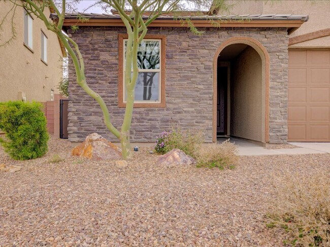 Building Photo - 4 bed/3 bath