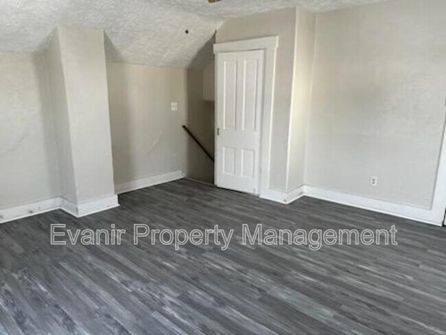Building Photo - 521 S Isabella St