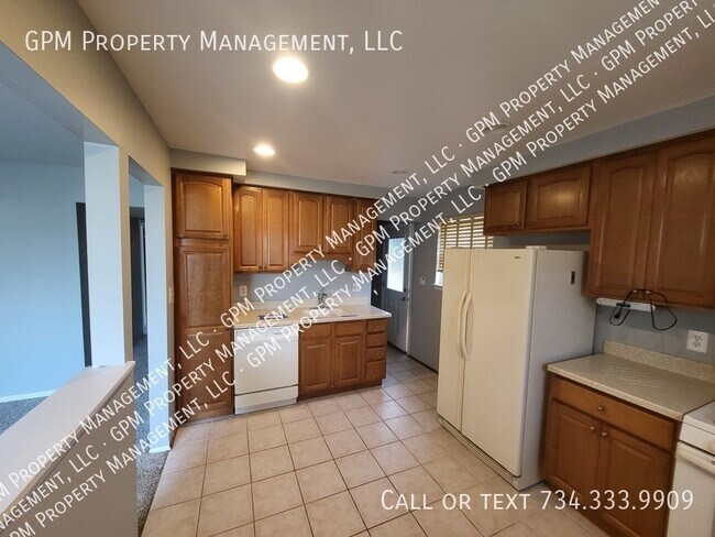 Building Photo - Dearborn Heights Home!