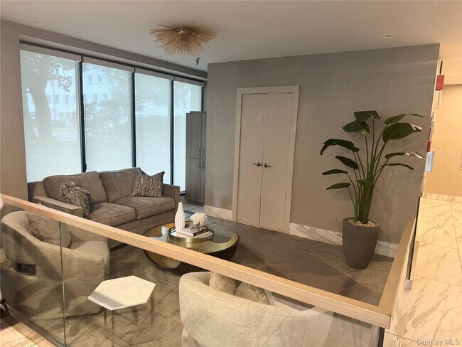 Foto del edificio - 141 Great Neck Rd