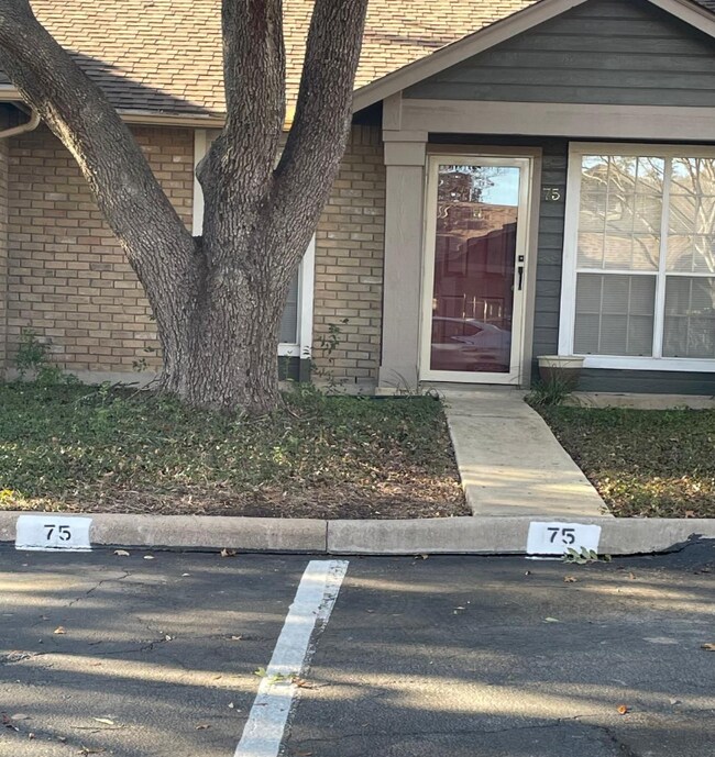 Building Photo - 1015 E Yager Ln