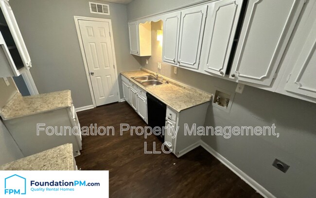 Building Photo - 4396 Howardcrest Dr