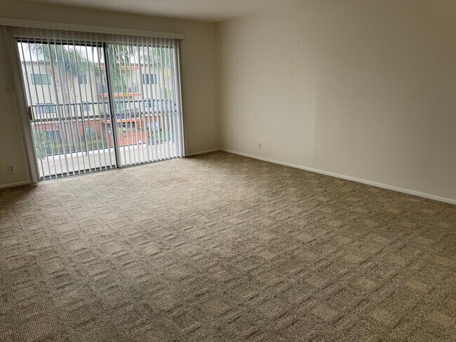 Sala de estar con puerta al patio - 400 N Acacia Ave