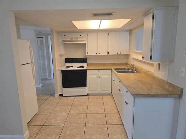 Building Photo - 7408 Country Club Dr