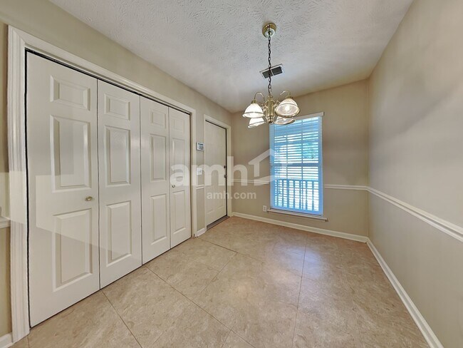 Foto del edificio - 1013 Victoria Ln W