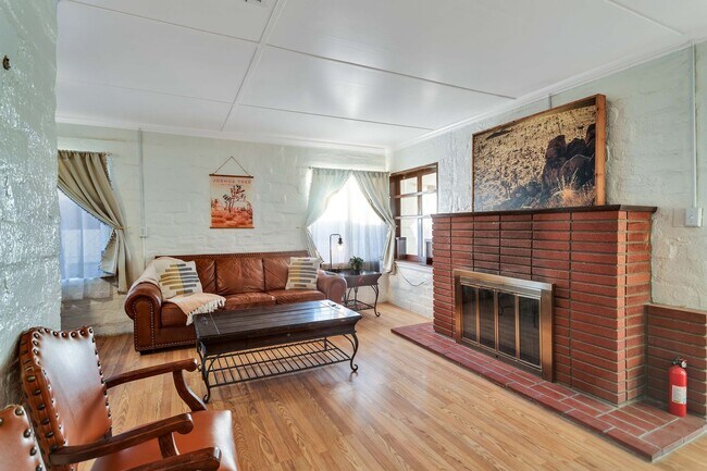 Foto del edificio - 2 Bedroom 1 Bath - Furnished Hilltop Home - Free Internet