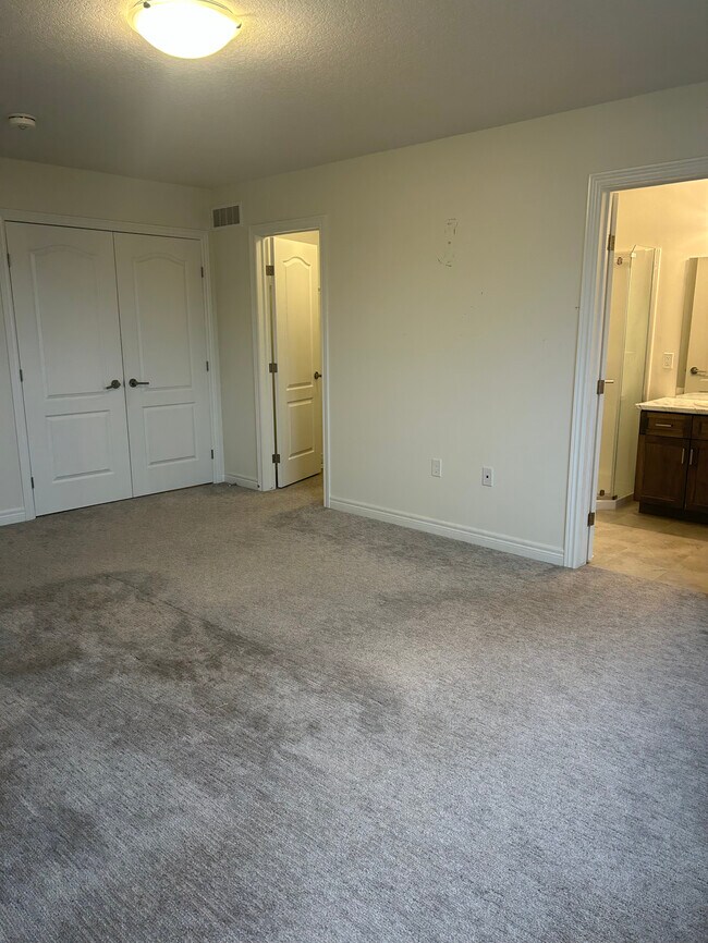 Photo du bâtiment - 3 BED - 2.5 BATH - STACKED TOWNHOUSE - HAMILTON