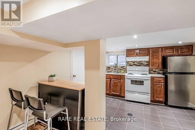 Building Photo - 1993 Dufferin St