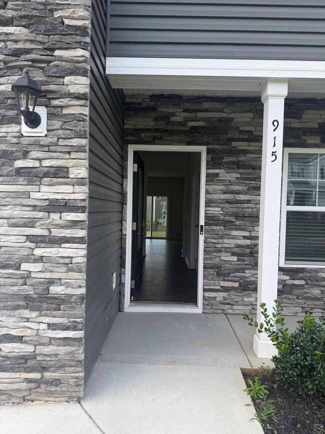 Building Photo - 915 Utopia Ln