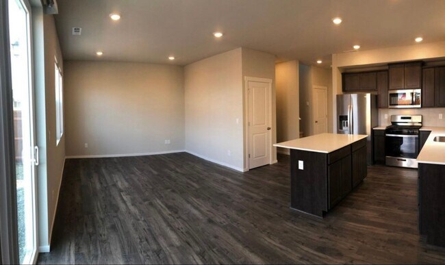 Foto del edificio - Beautiful 4 Bedroom Home with Attached Garage!