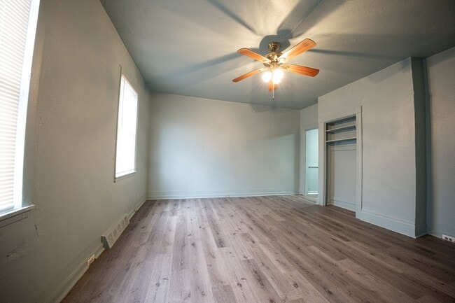 Building Photo - Available NOW! 1st Floor  2 Bed 1 Bath Apa...