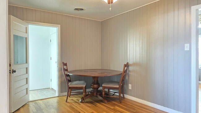 Foto del edificio - FOR LEASE - Spacious 3/1.5/1 - MINUTES FROM CAMPUS