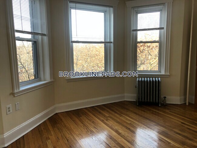 Building Photo - 352 Riverway