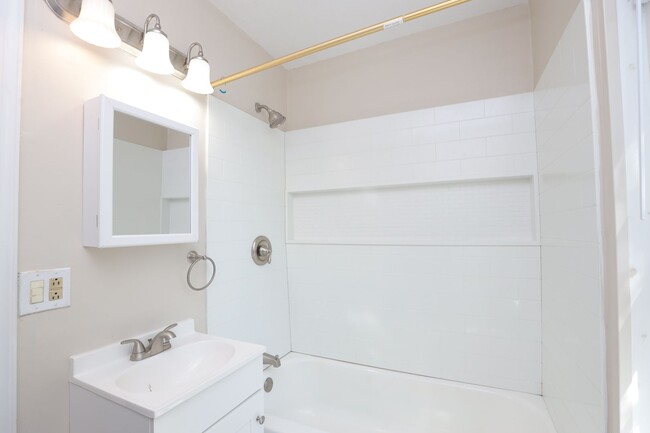 Foto del edificio - Charming 4-Bedroom Home with Hardwood Floo...