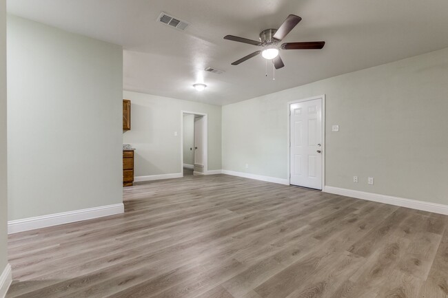 Building Photo - 4 bed 2 bath Home for Rent in the Oak Clif...