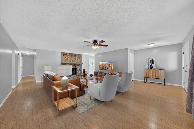 Foto del edificio - 3909 Golden Hills Dr