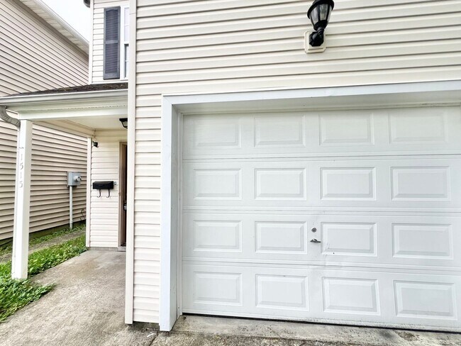 Building Photo - Avail NOW***3 Bed 2.5 Bath w/ GARAGE** NEA...