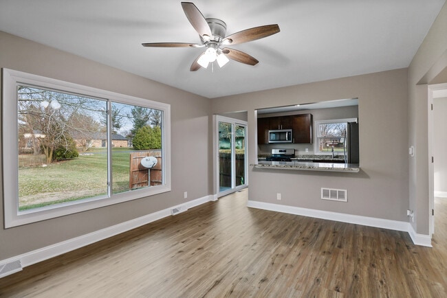 Building Photo - 458 Fairway Dr